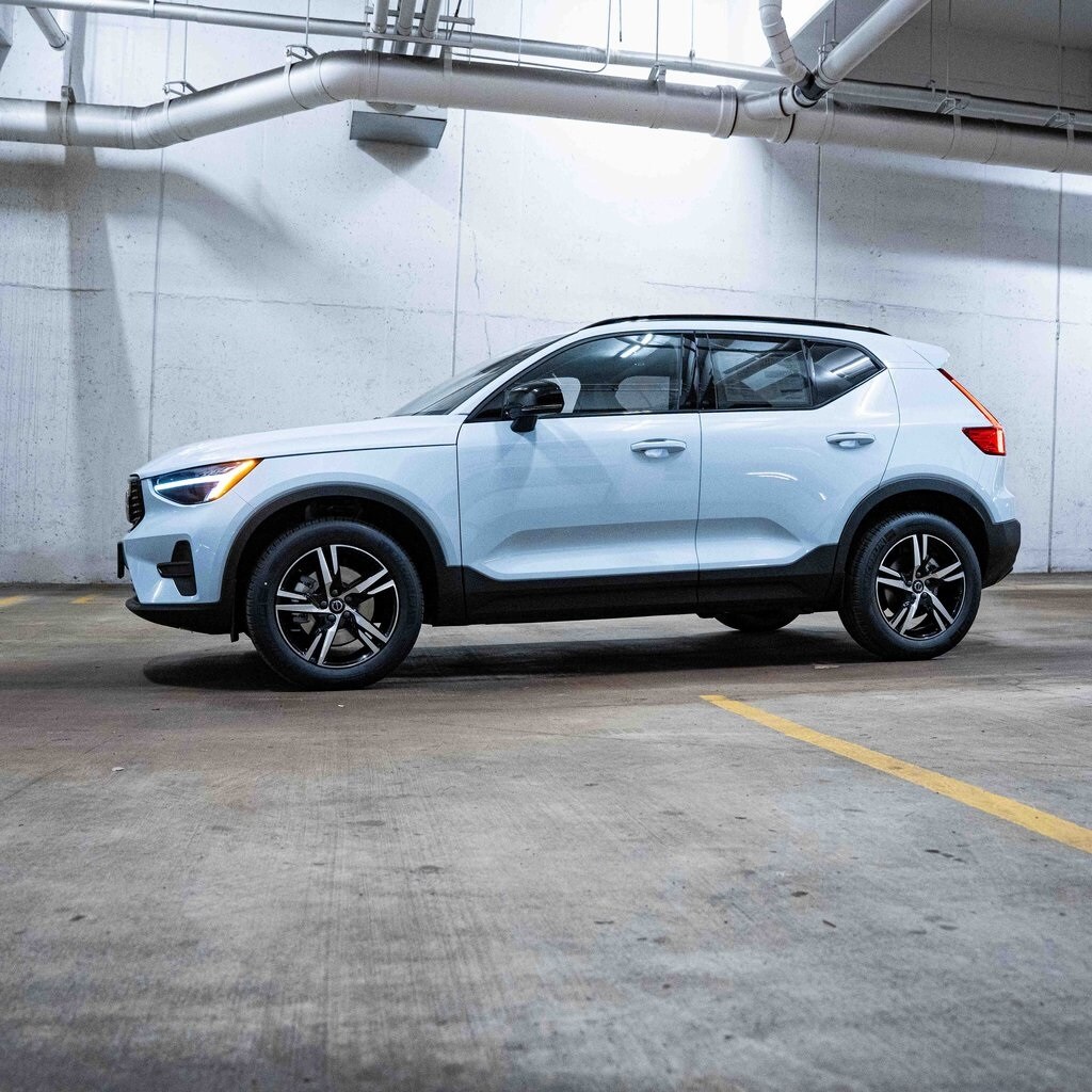 New 2026 Volvo XC40 B4 Core SUV