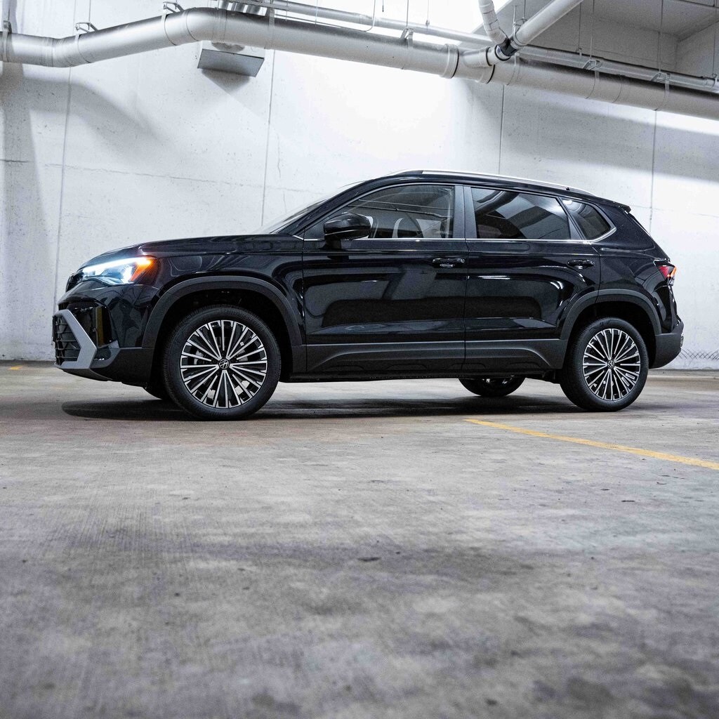 2025 Volkswagen Taos SE photo 3