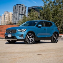 2025 Volvo XC40 B5 Core SUV