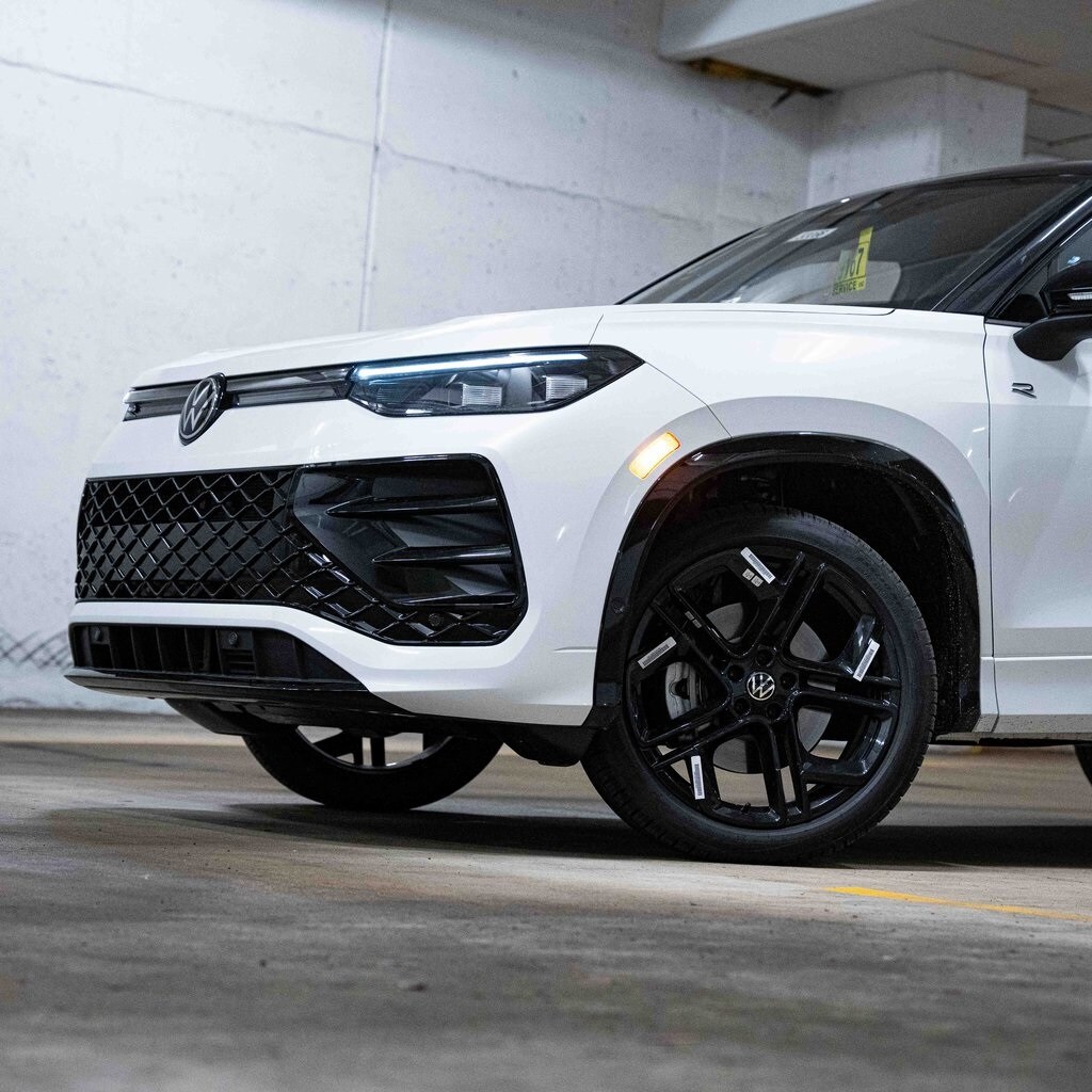 2025 Volkswagen Tiguan SE R-Line Black photo 2
