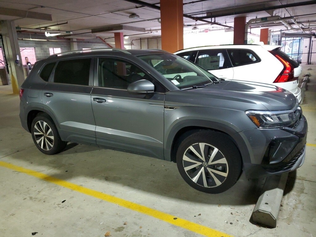 2023 Volkswagen Taos SE photo 2