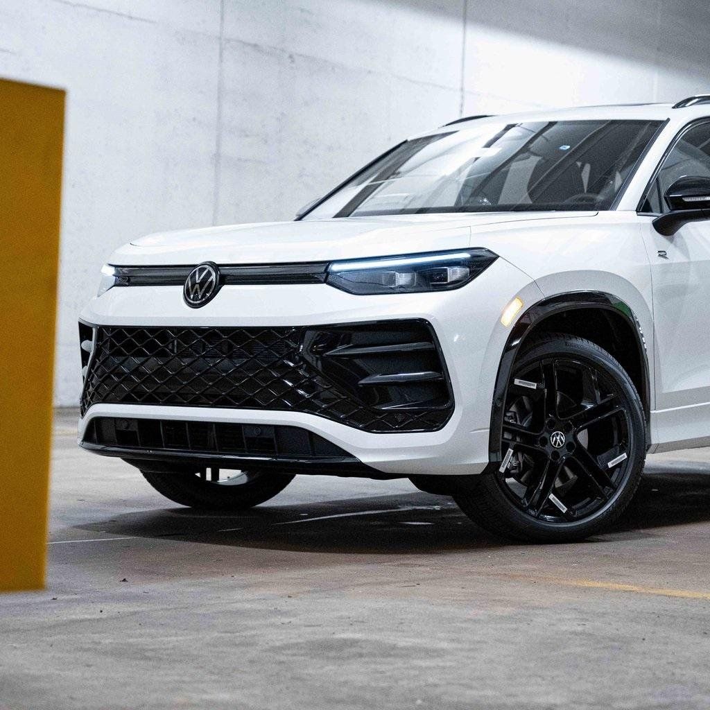 2026 Volkswagen Tiguan SE R-LINE BLACK - Photo 2