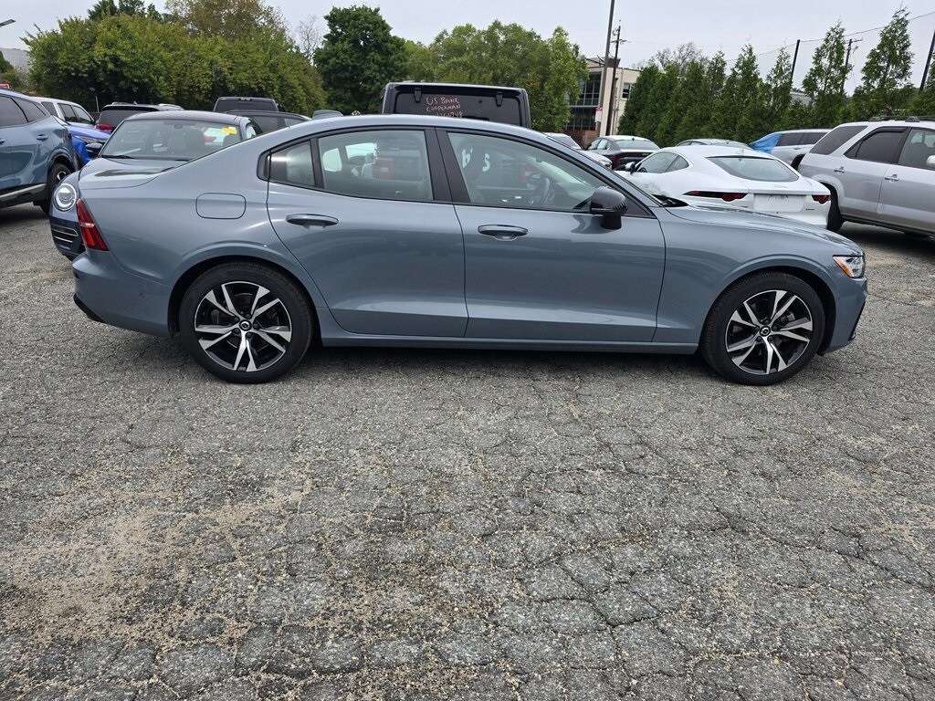 2023 Volvo S60 B5 Plus photo 4