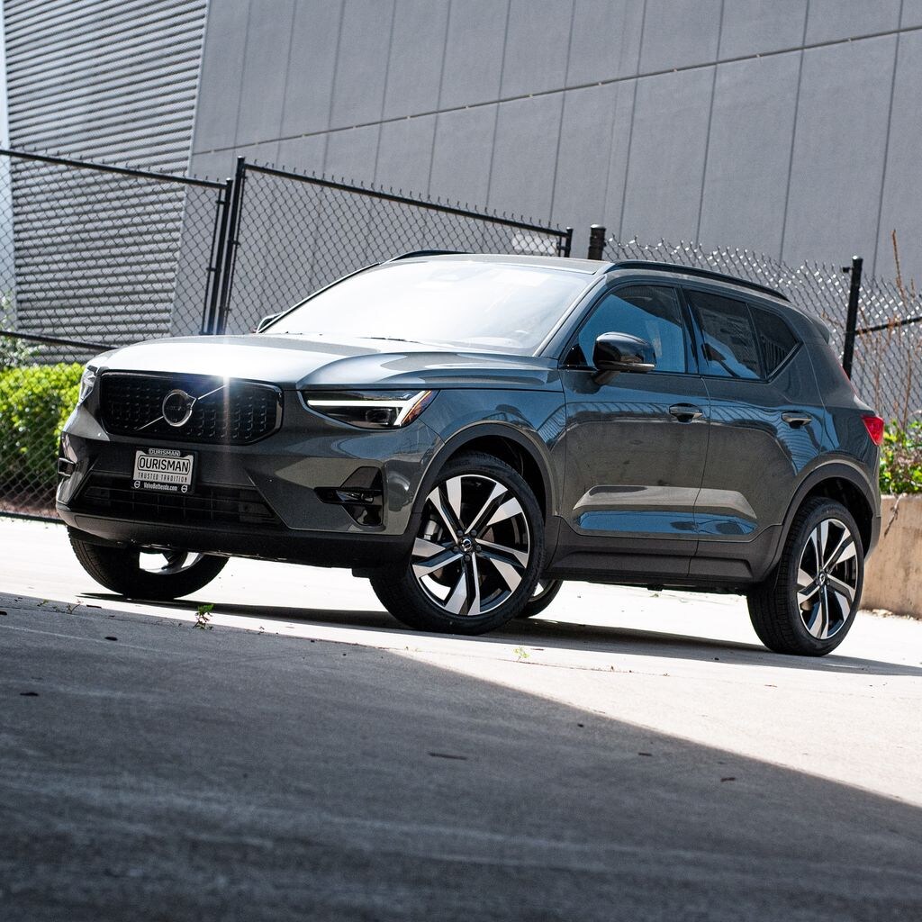 New 2026 Volvo XC40 B5 Ultra SUV