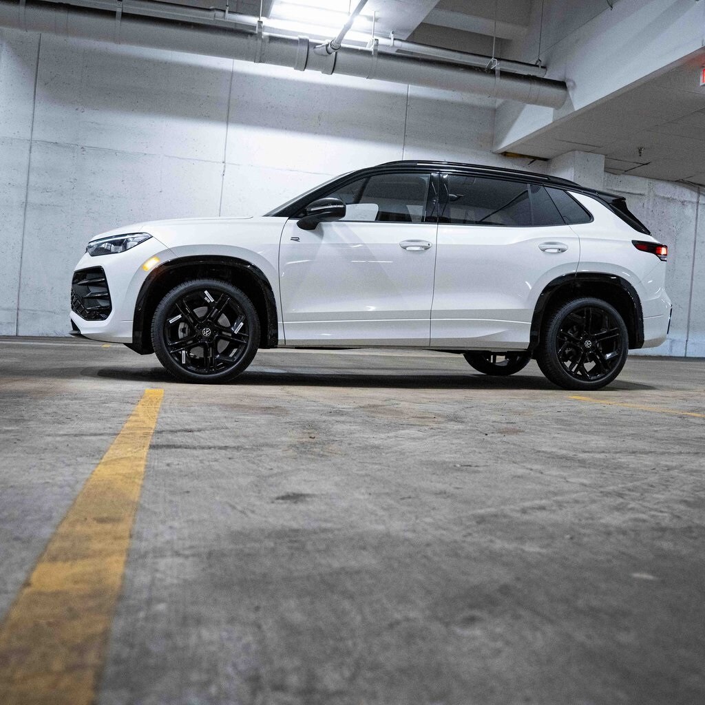 2025 Volkswagen Tiguan SE R-Line Black photo 3