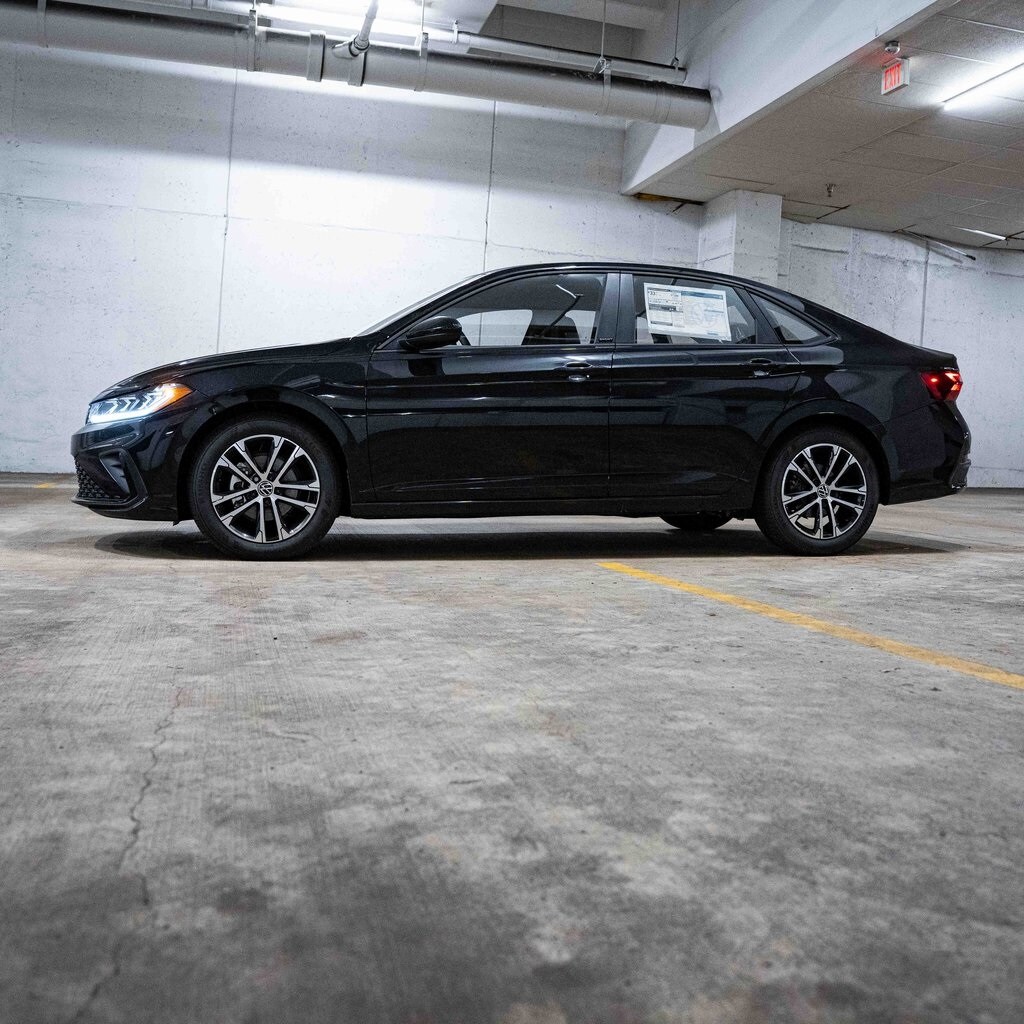 2025 Volkswagen Jetta 1.5T Sport photo 2