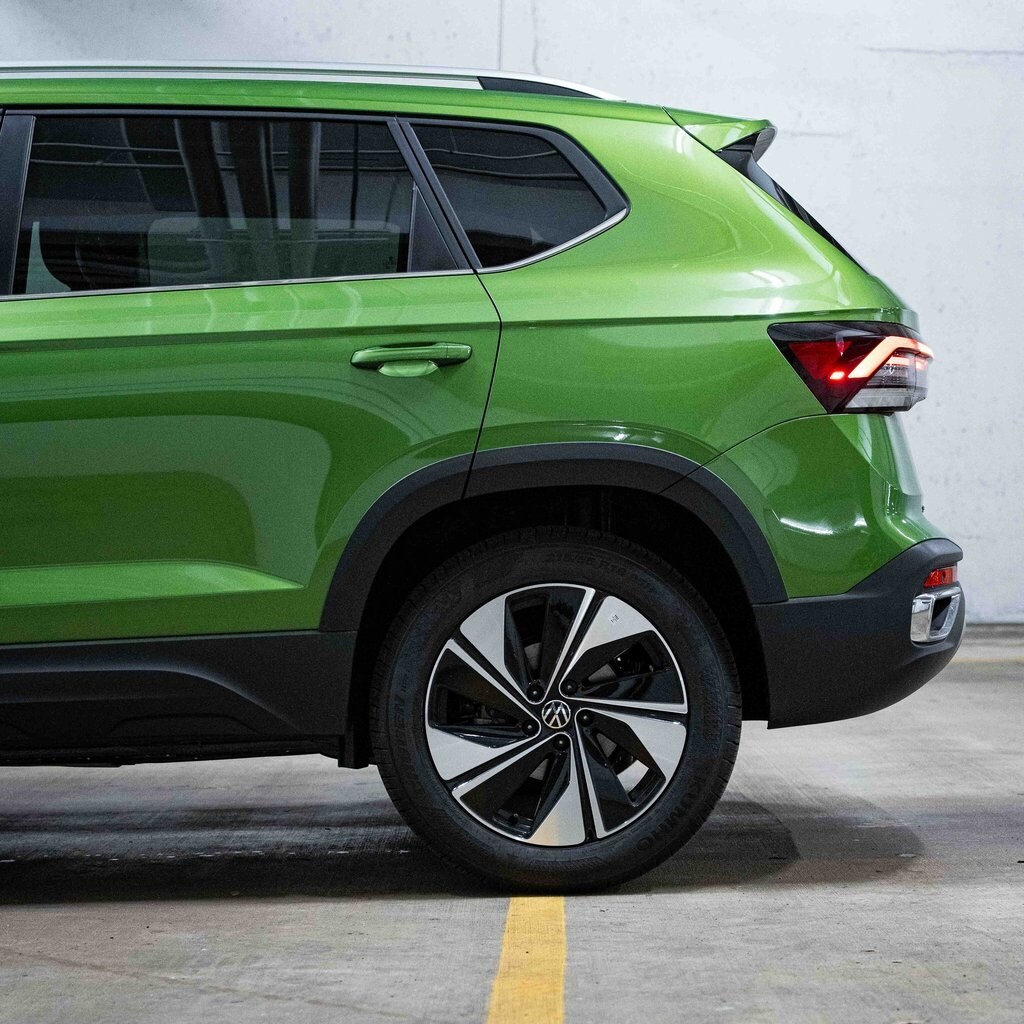 2025 Volkswagen Taos SE photo 4