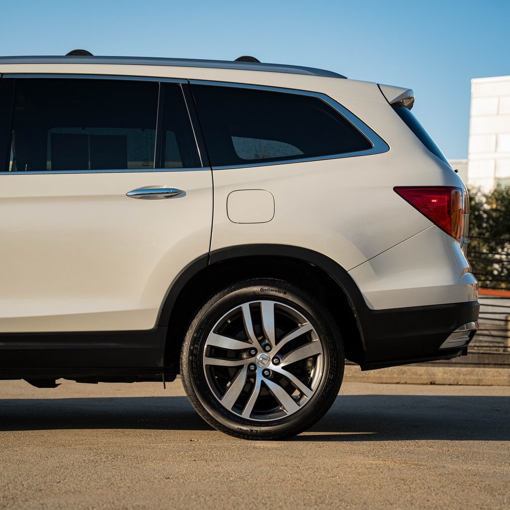 2017 Honda Pilot Touring photo 2