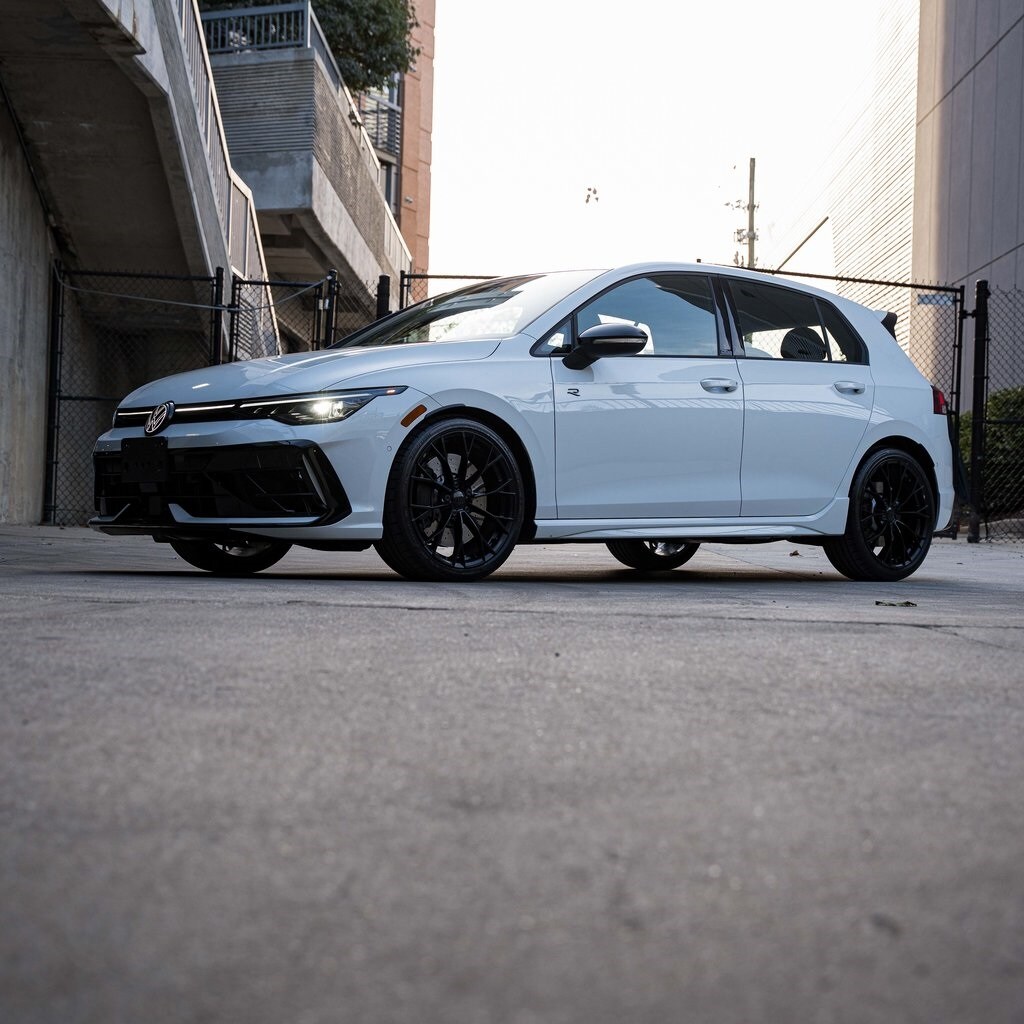 2025 Volkswagen Golf R photo 3
