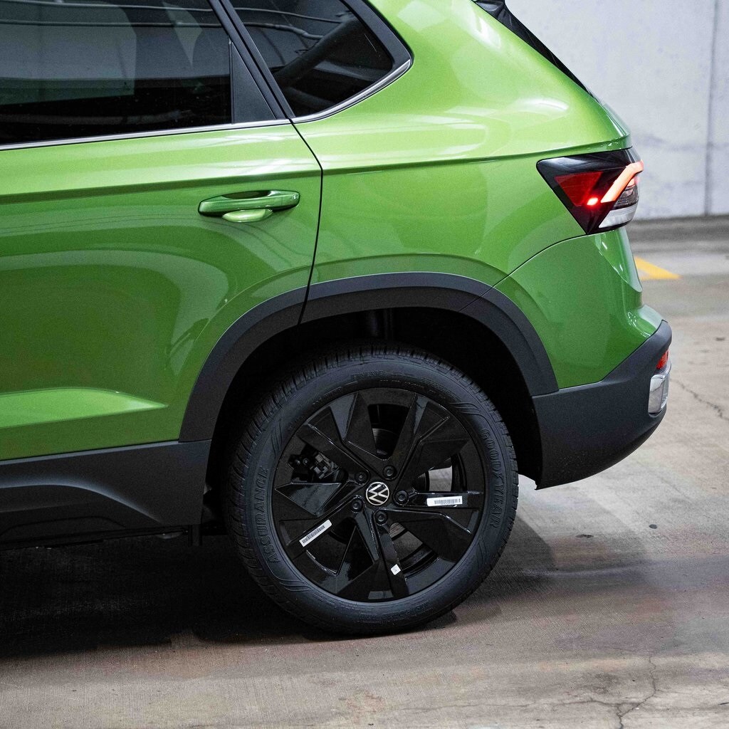 2025 Volkswagen Taos SE photo 3