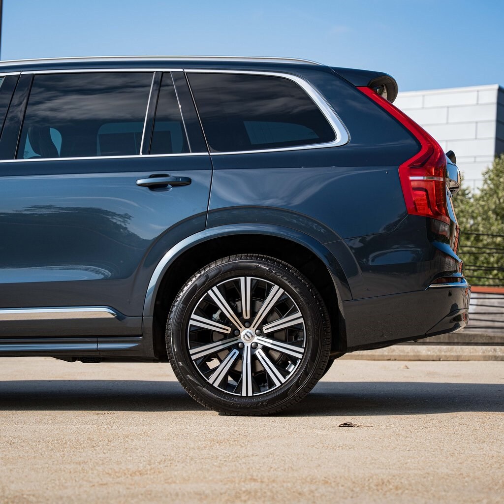2025 Volvo XC90 B5 Core photo 3