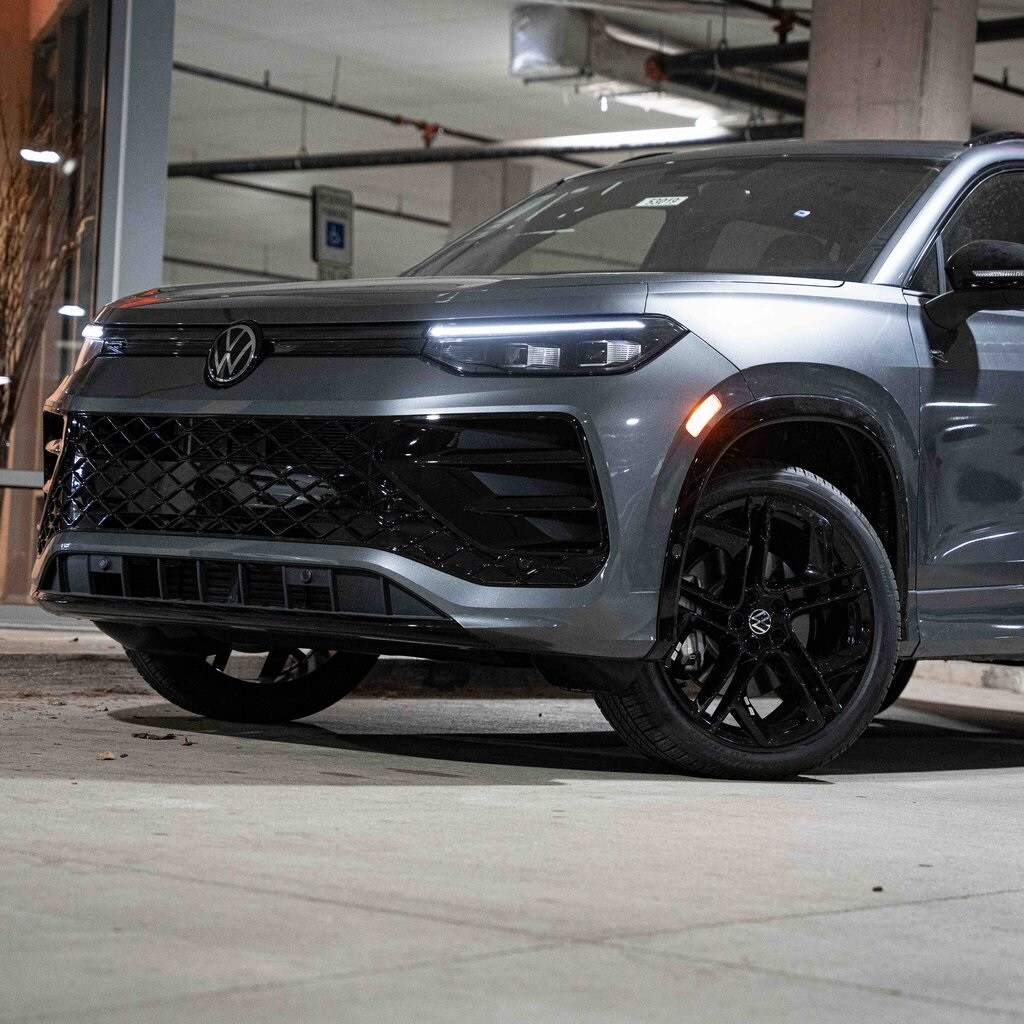 2025 Volkswagen Tiguan SE R-Line Black photo 2