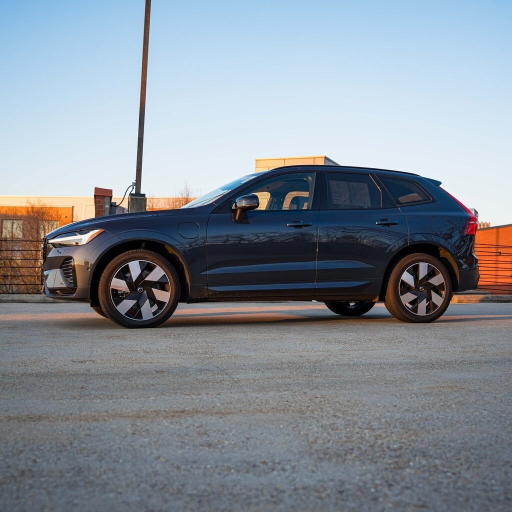2025 Volvo XC60 Hybrid T8 Plus photo 2