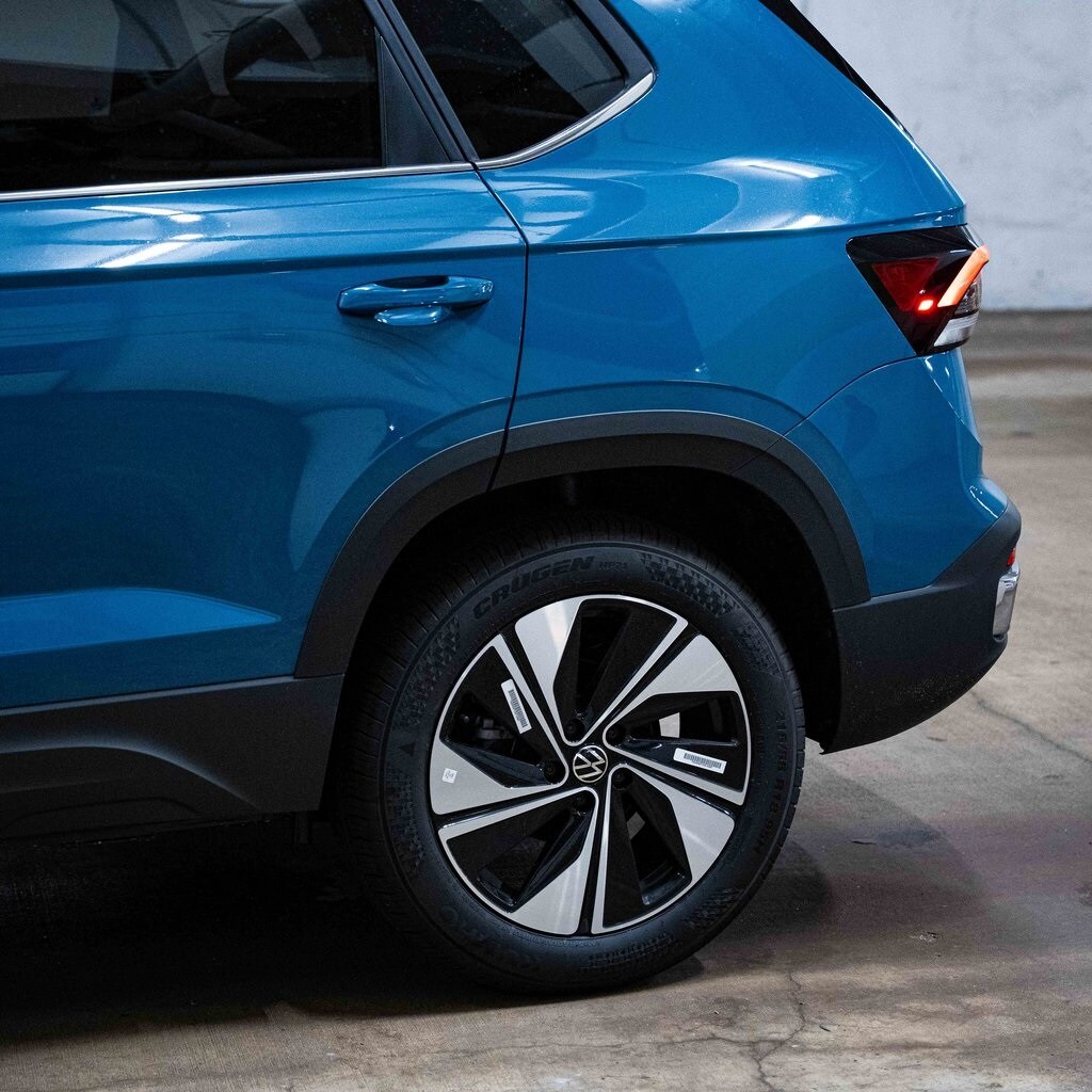 2025 Volkswagen Taos SE photo 2