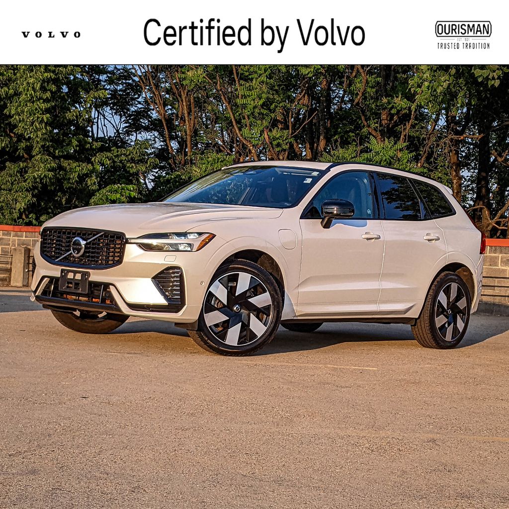 2024 Volvo XC60 T8 Plus Dark Theme AWD's photo