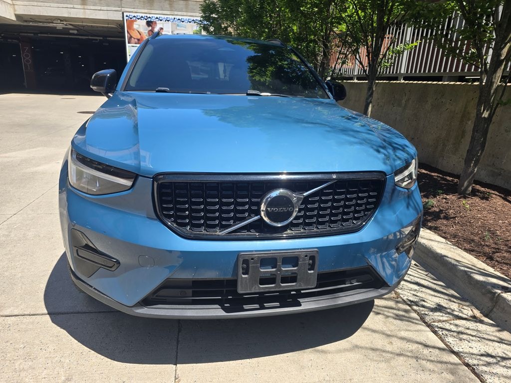 Used 2024 Volvo XC40 B5 Core SUV