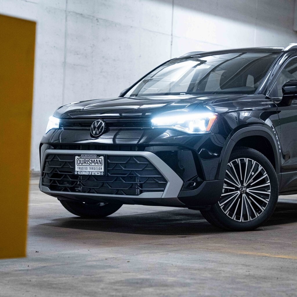 2025 Volkswagen Taos SE photo 2