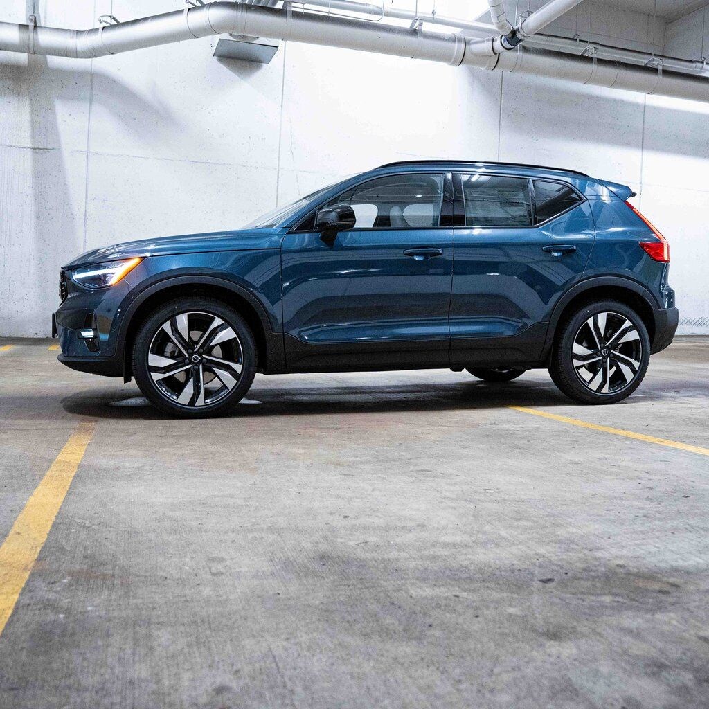New 2026 Volvo XC40 B5 Ultra SUV
