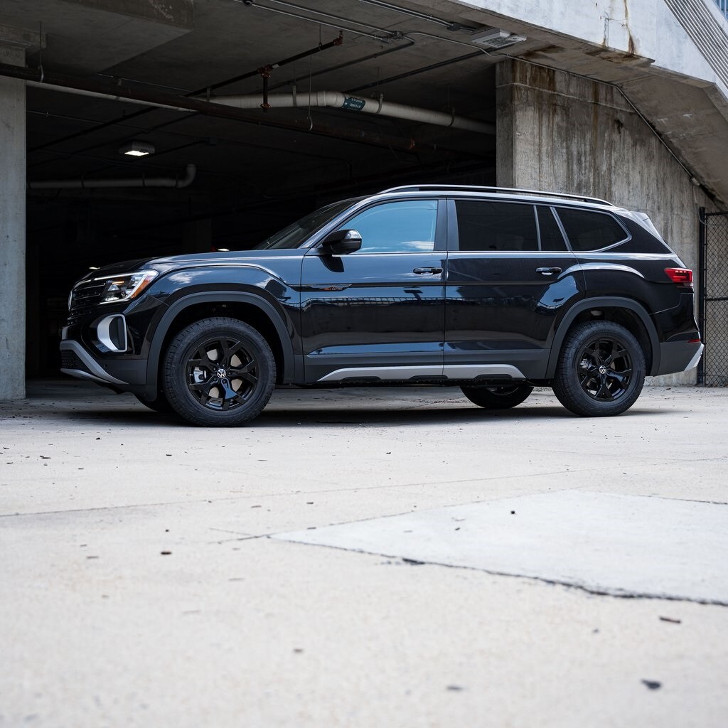 2025 Volkswagen Atlas Peak Edition SE photo 2