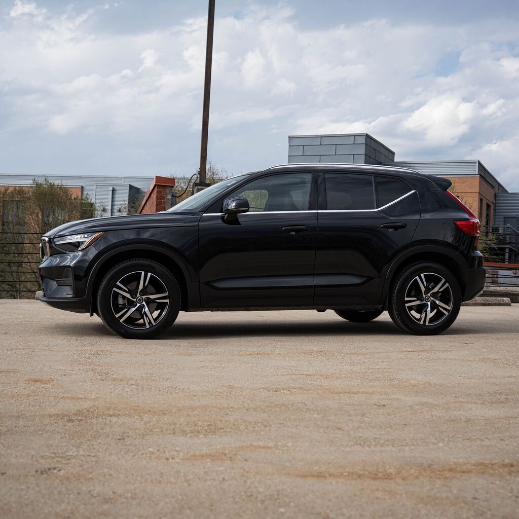 Used 2025 Volvo XC40 B5 Core SUV