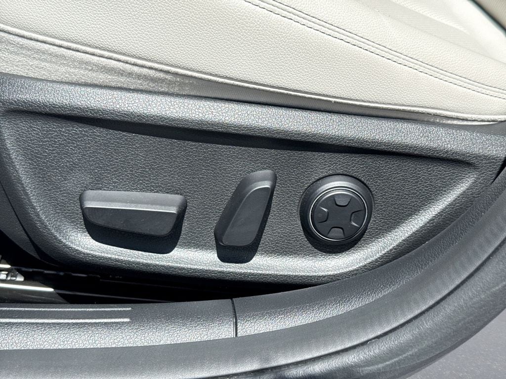 2025 GENESIS G70 Standard - Photo 14