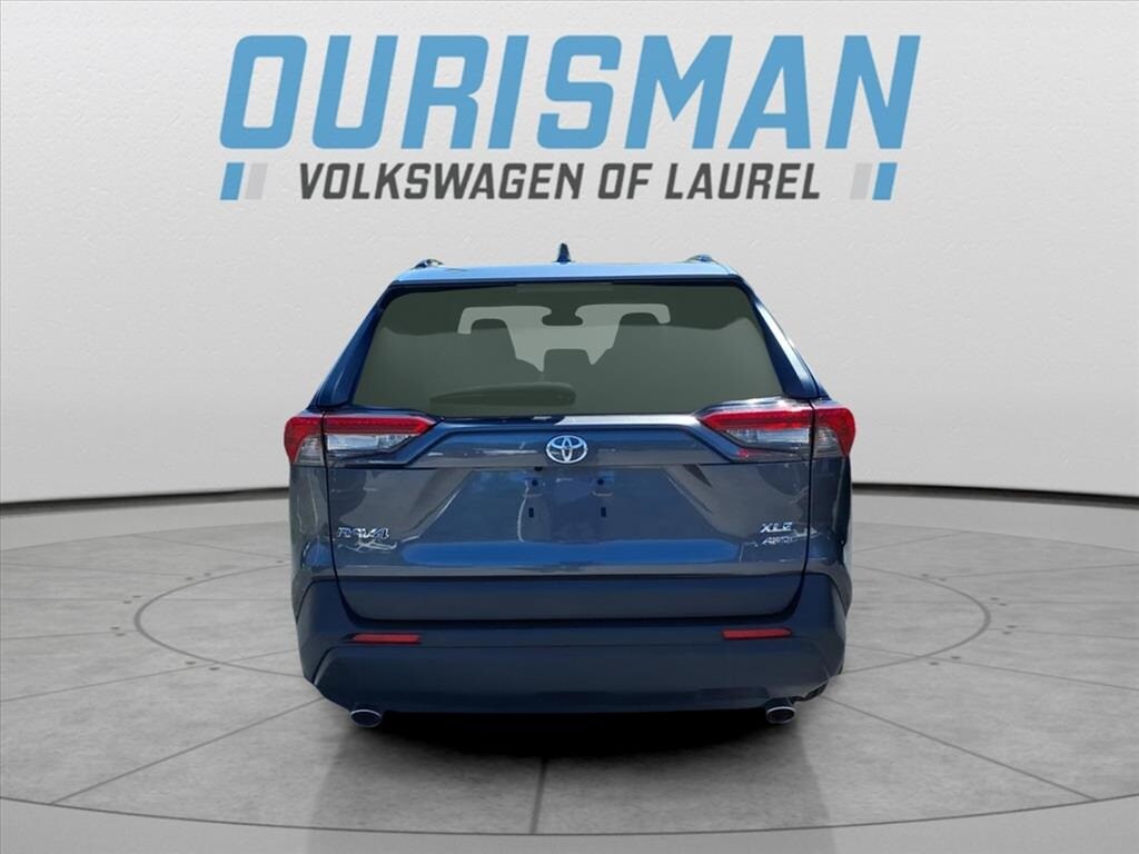 2021 Toyota RAV4 XLE photo 2
