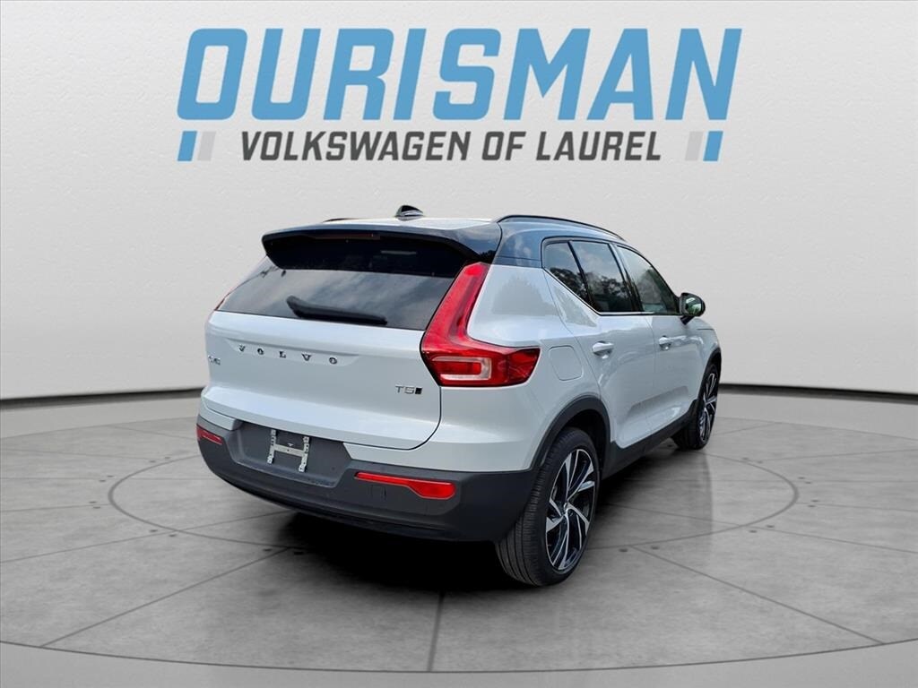 2021 Volvo XC40 R-Design photo 3
