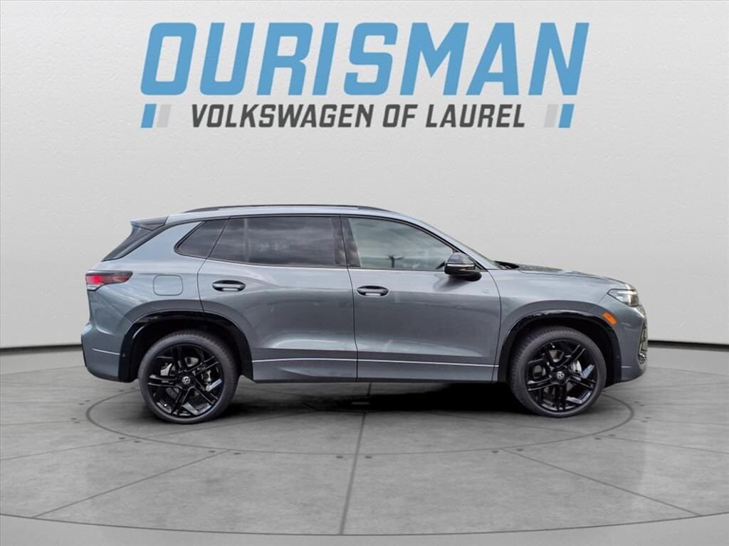 2025 Volkswagen Tiguan SE R-Line Black photo 2