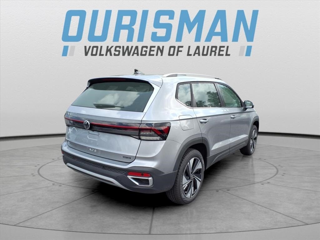 2025 Volkswagen Taos SE photo 3
