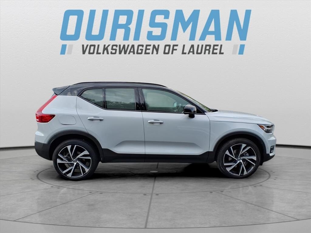 2021 Volvo XC40 R-Design photo 2