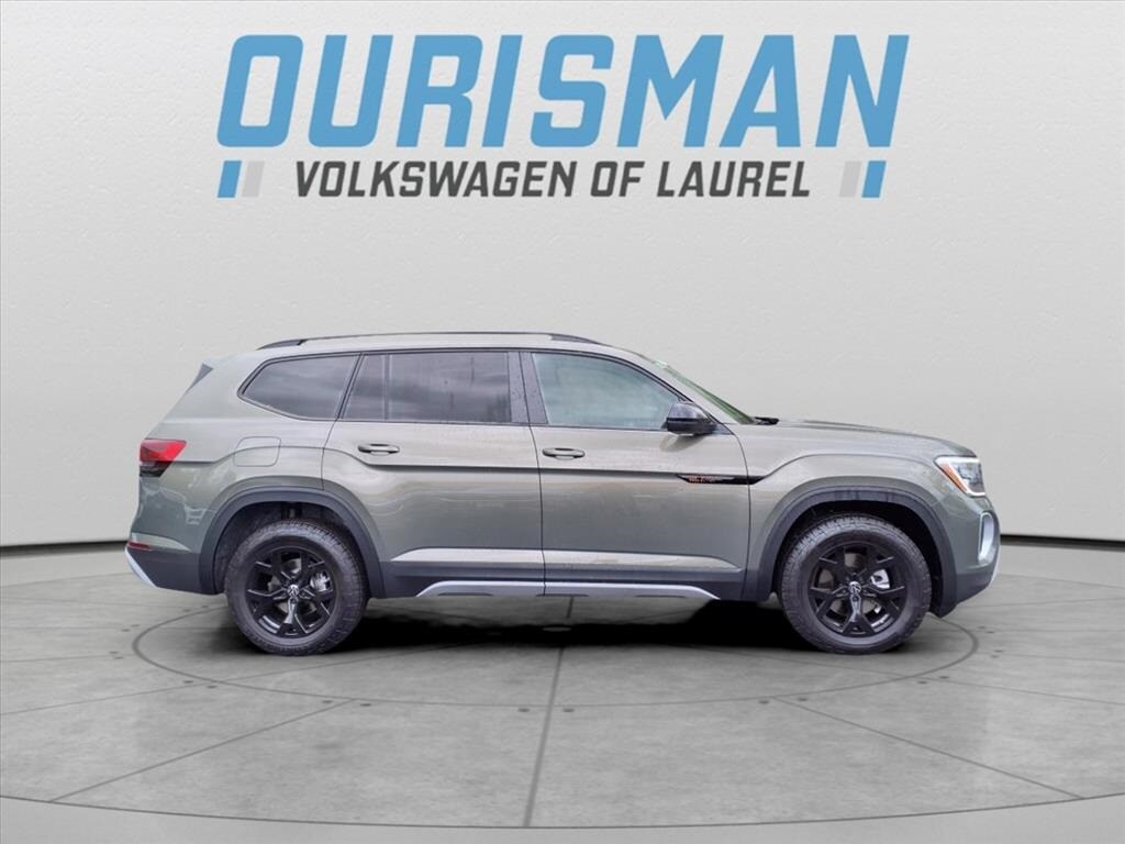 2025 Volkswagen Atlas SE Technology Peak Edition photo 2