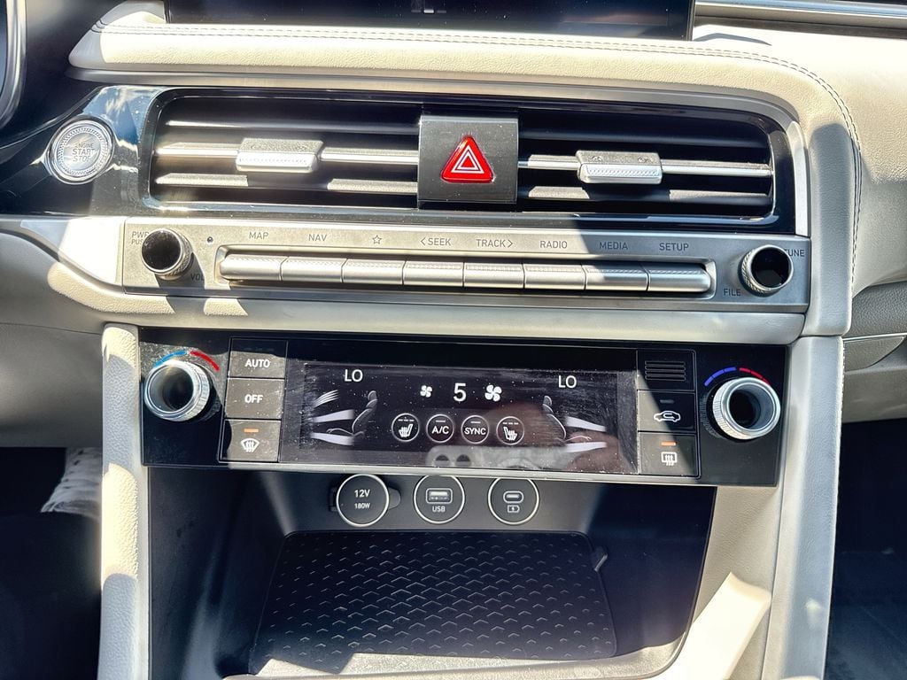 2025 GENESIS G70 Standard - Photo 16