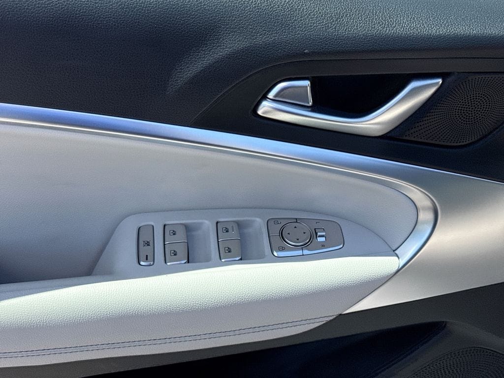 2025 GENESIS G70 Standard - Photo 15