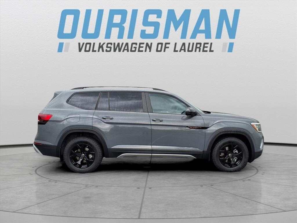 2025 Volkswagen Atlas Peak Edition SE photo 2
