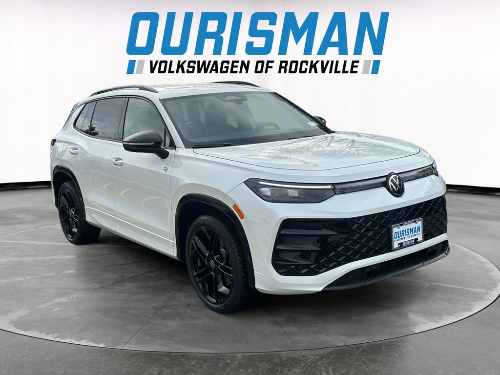 2025 Volkswagen Tiguan SE R-LINE BLACK's photo