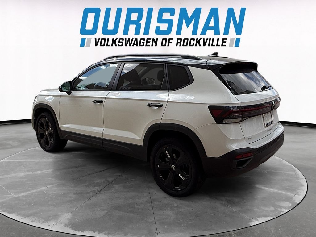 New 2025 Volkswagen Taos 1.5T SE Black SUV