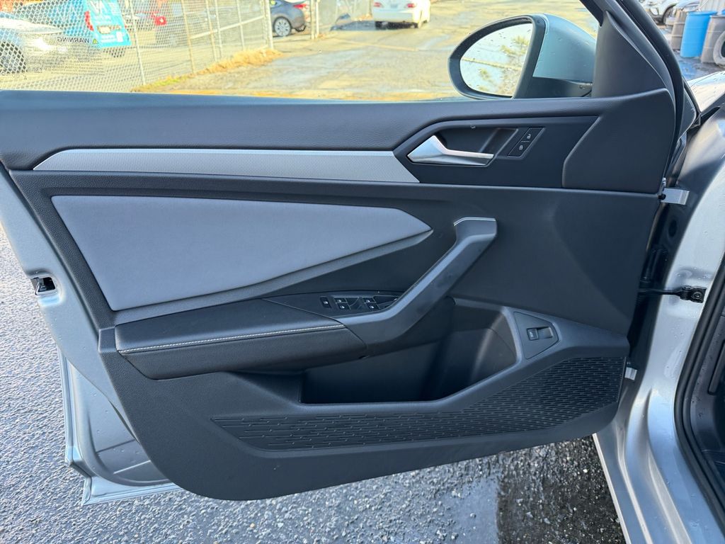 2025 Volkswagen Jetta SE - Photo 17