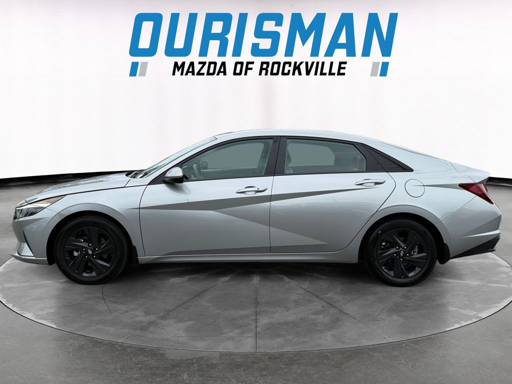 2022 Hyundai Elantra SEL photo 3