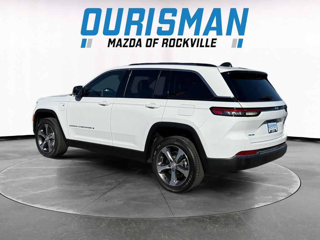 2023 Jeep Cherokee Base photo 2
