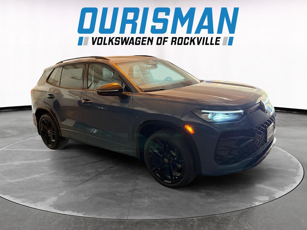 2025 Volkswagen Tiguan SE R-LINE BLACK's photo