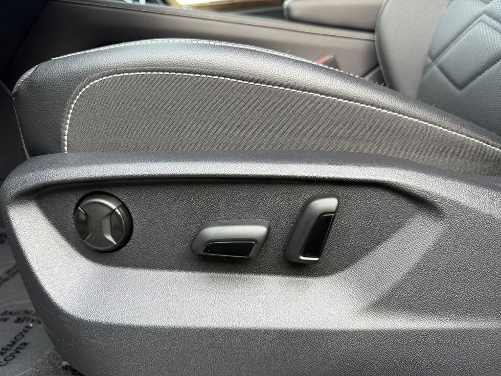 2025 Volkswagen Atlas SE w/Tech - Photo 10