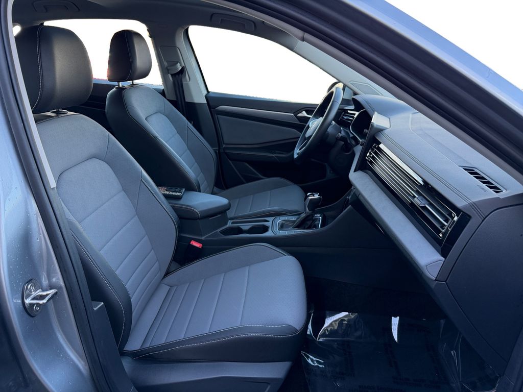 2025 Volkswagen Jetta SE - Photo 15