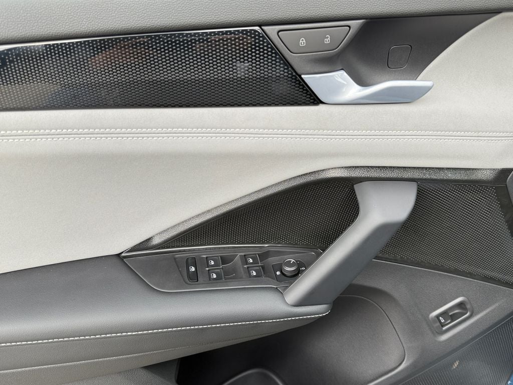 2026 Volkswagen Tiguan SE R-LINE BLACK - Photo 11