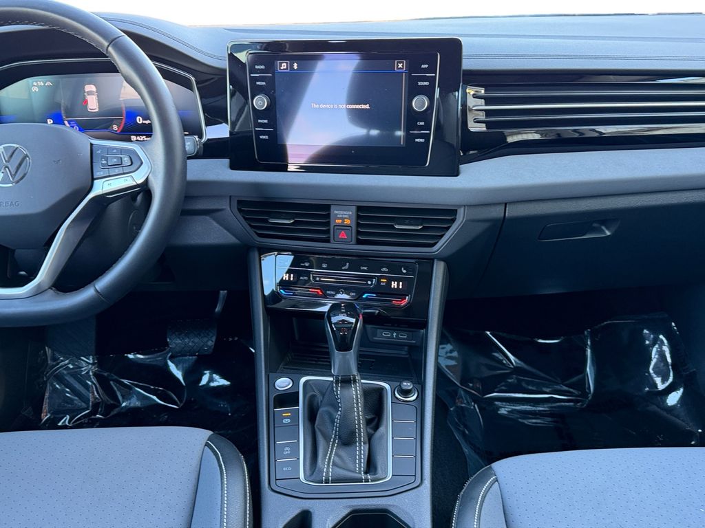 2025 Volkswagen Jetta SE - Photo 11