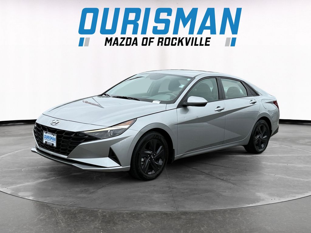 2022 Hyundai Elantra SEL photo 2
