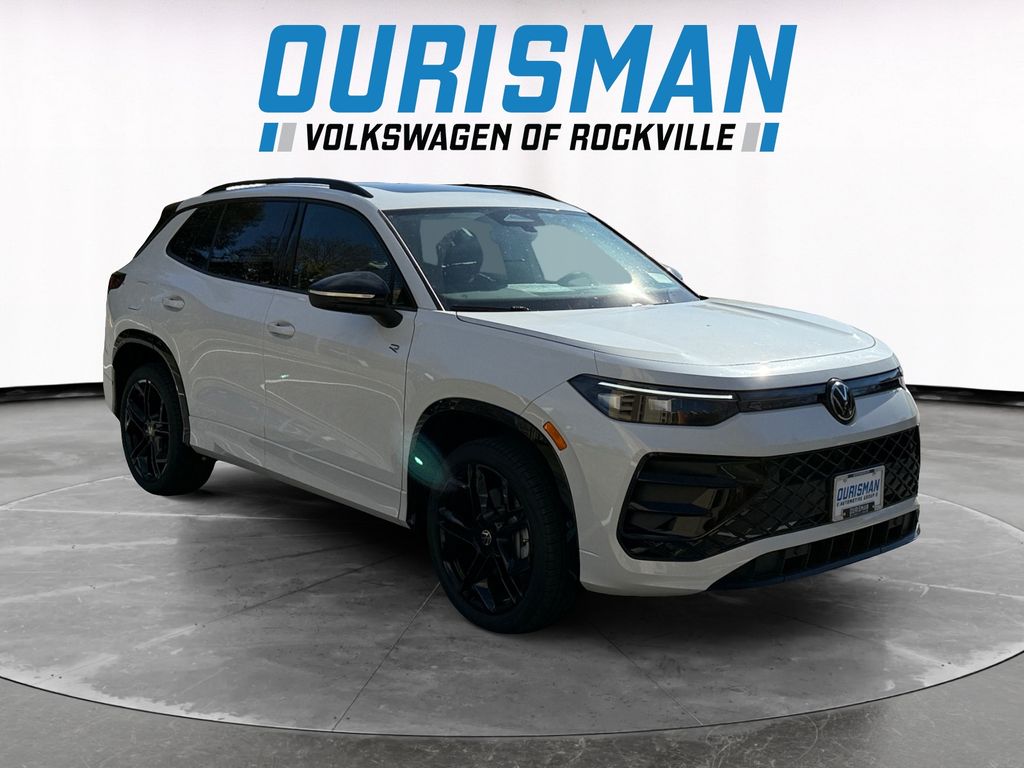 2025 Volkswagen Tiguan SE R-LINE BLACK's photo