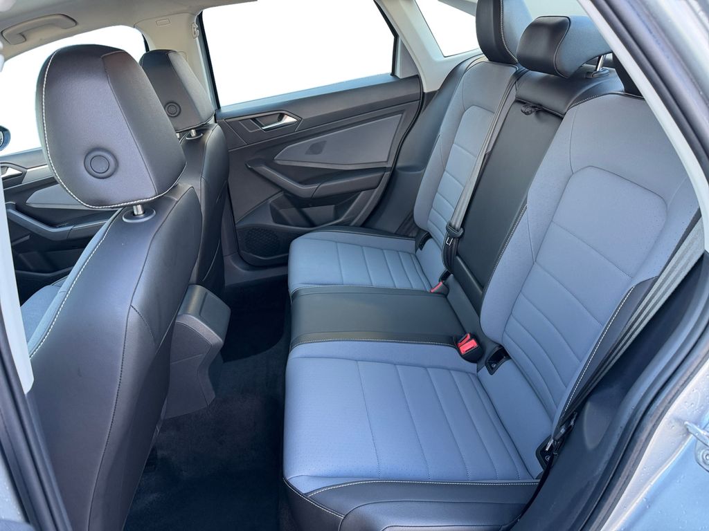 2025 Volkswagen Jetta SE - Photo 13
