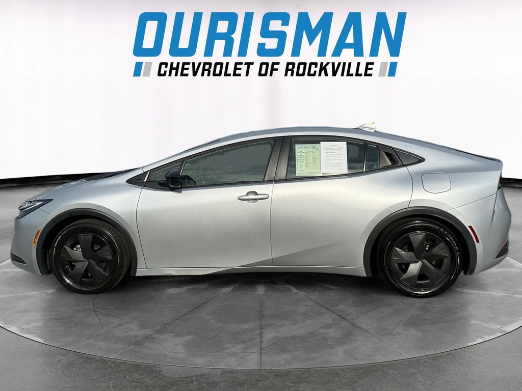 2024 Toyota Prius LE photo 3