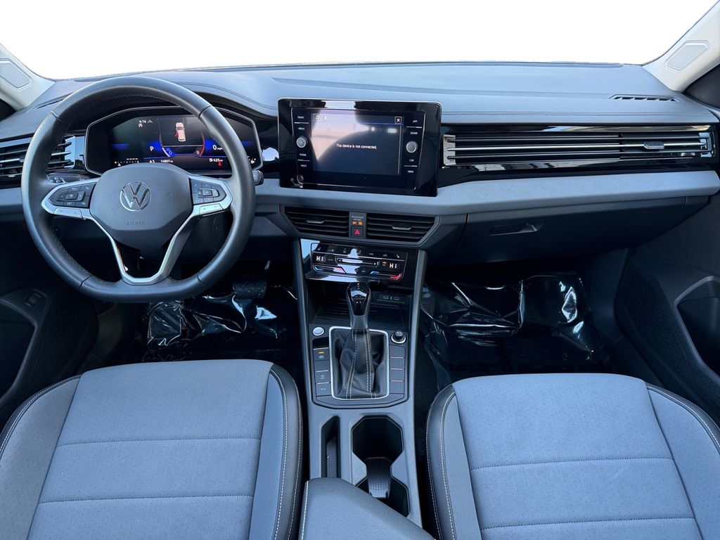 2025 Volkswagen Jetta SE - Photo 10