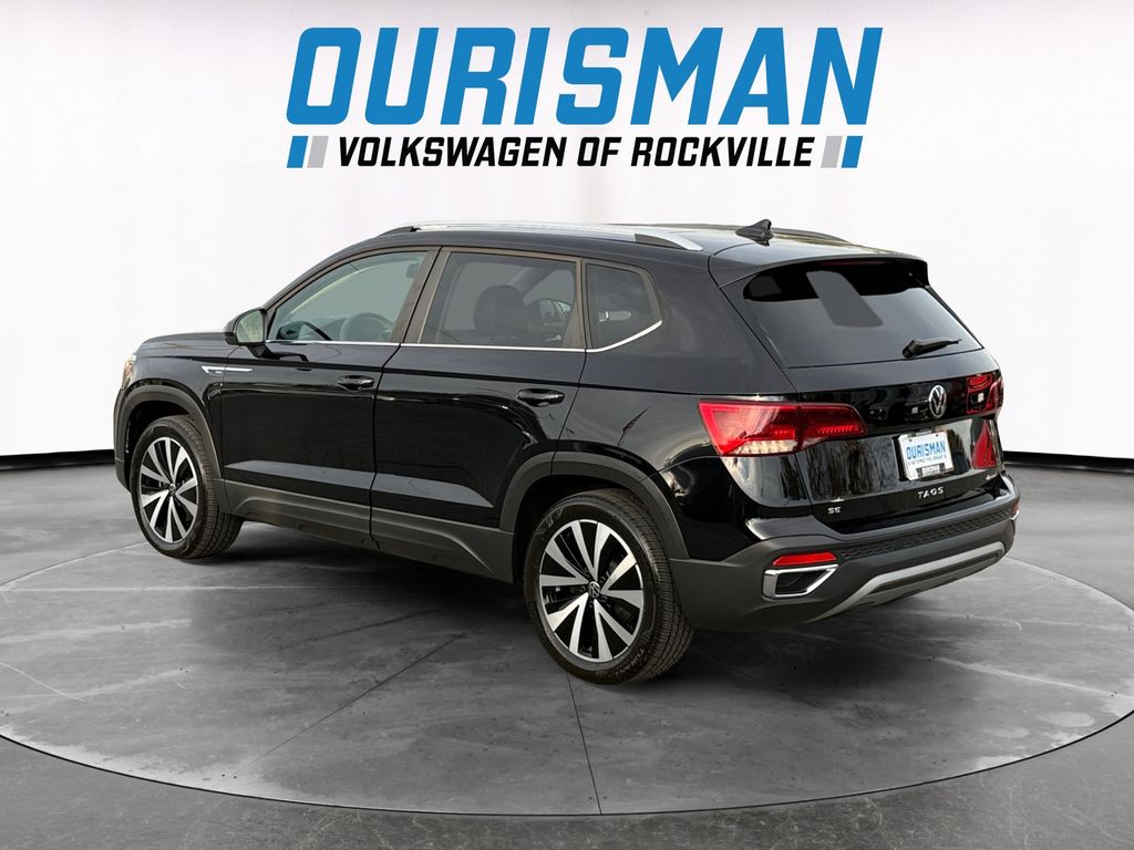 2022 Volkswagen Taos SE photo 2